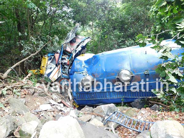 ಕಂದಕಕ್ಕೆ ಉರುಳಿದ ಟ್ಯಾಂಕರ್ : ಚಾಲಕನಿಗೆ ಗಂಭೀರ ಗಾಯ